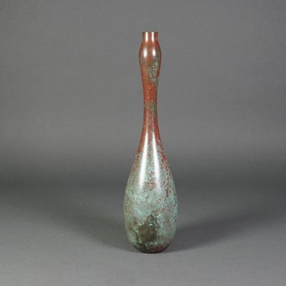 null Vase en bronze de forme piriforme au col très fin et élancé, de belle patine...