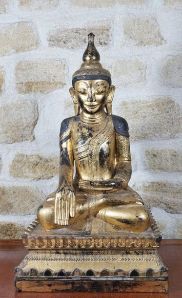 null Statuette en bois laqué et doré, figurant le Bouddha assis en dhyanasana, les...