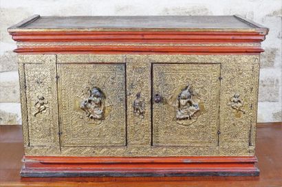 null Rectangular red and gold lacquered wooden chest opening with two facial doors...
