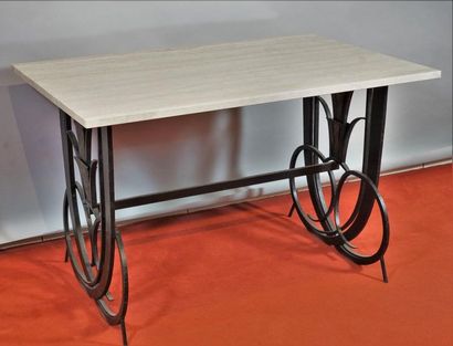 null Wrought iron coffee table with patina, the top in travertine, circa 1930. 60...