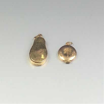 null 14K (585/oo) yellow gold debris set including two opening souvenir pendants...