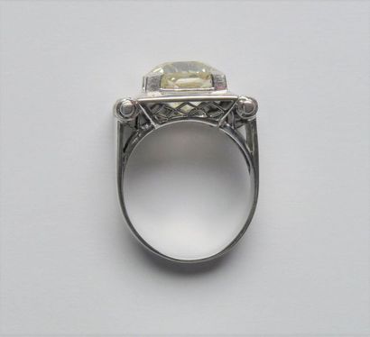 null Bague Chevalière en or gris 18K (750/oo) et platine (850/oo) centrée d'un diamant...