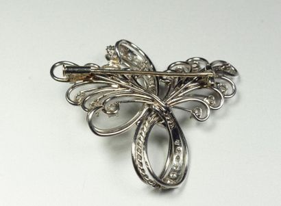 null Bow" brooch in 18K (750/oo) white gold and platinum (850/oo) with openwork decoration...