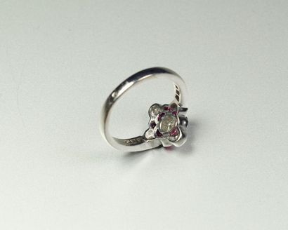 null Ring in 18K (750/oo) white gold centered on a brilliant-cut diamond calibrating...