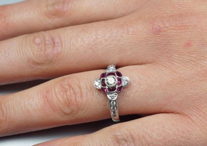 null Ring in 18K (750/oo) white gold centered on a brilliant-cut diamond calibrating...
