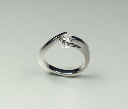 Smooth 18K (750/oo) white gold ring, centered...