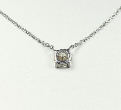 null Collier en or gris 18K (750/oo) maille forçat centré d'un diamant taille brillant...