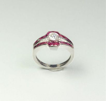 null 18K (750/oo) white gold ring centered on an old cut diamond in a closed setting...