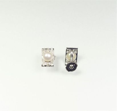 null Pair of ear chips in 18K (750/oo) white gold and platinum (850/oo) forming rectangles...