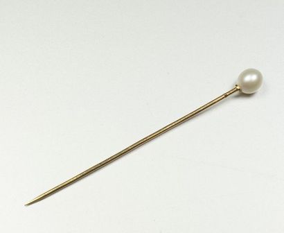  18K (750/oo) yellow gold tie pin finished with a cultured pearl. Gross weight: 1.3...