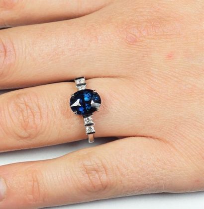 null 18K (750/oo) white gold ring centered on an oval sapphire weighing 2.69 carats,...