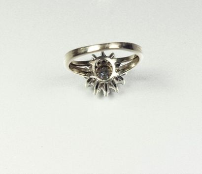 null Bague "Fleur" en or gris 18K (750/oo) sertie de diamants taille 8x8 et centrée...
