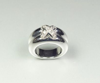 null 18K (750/oo) white gold "link" ring made of two rushes welded together and connected...