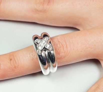 null 18K (750/oo) white gold "link" ring made of two rushes welded together and connected...