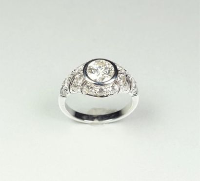 18K (750/oo) white gold dome ring with geometrical...