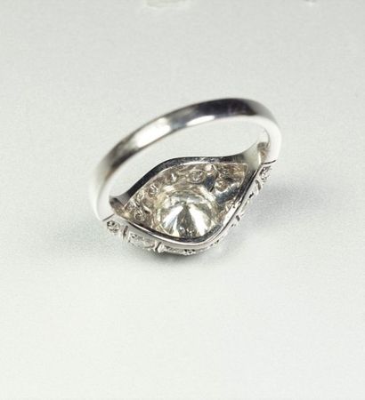 null Bague dôme en or gris 18K (750/oo) à décor géométrique serti de diamants taille...