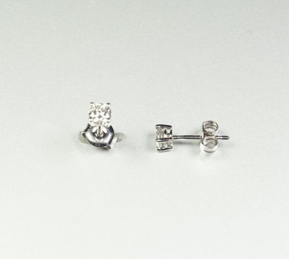 null Pair of 18K (750/oo) white gold ear studs, each set with a brilliant cut diamond...