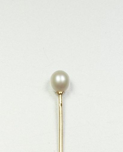 null 18K (750/oo) yellow gold tie pin finished with a cultured pearl. Gross weight:...
