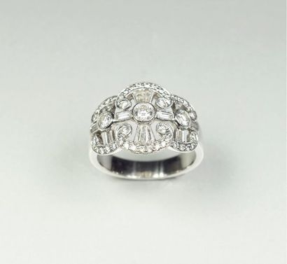 Ring in 18K (750/oo) white gold, the openwork...