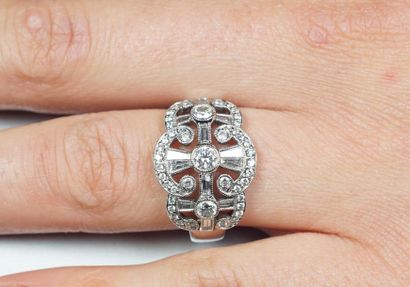 null Ring in 18K (750/oo) white gold, the openwork and poly-lobed plateau decorated...