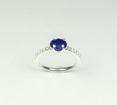 null Ring in 18K (750/oo) white gold centered on an oval sapphire calibrating approximately...