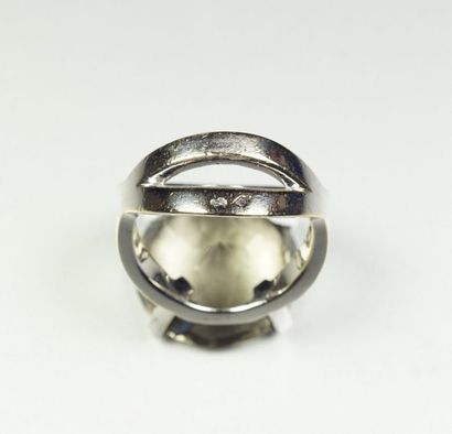 null Bague en or gris 18K (750/oo) centrée d'un important quartz fumé rond serti...