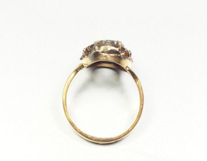  Bague ancienne en or jaune 18K (750/oo) centrée d'un diamants taillé en rose serti...