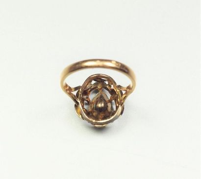  Antique 18K (750/oo) yellow gold ring centered on a rose cut diamond set on silver...