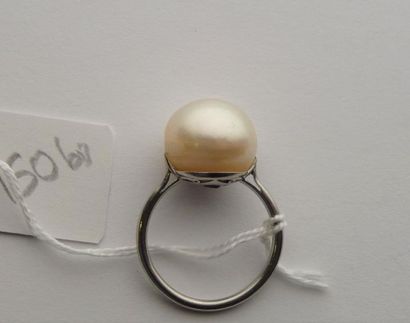 null Platinum ring (850/oo) centered on a large cultured pearl (diameter about 12.2...
