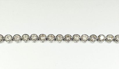 null Bracelet ligne en or gris 18K (750/oo) composé de 25 diamants taille brillant...