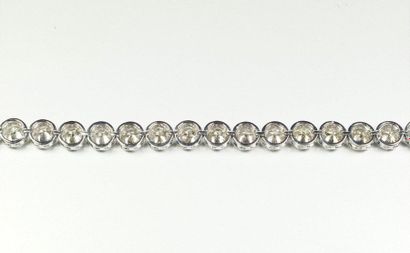 null Bracelet ligne en or gris 18K (750/oo) composé de 25 diamants taille brillant...
