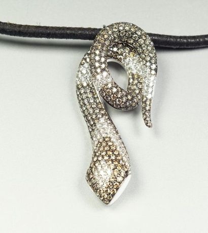 null 18K (750/oo) white gold pendant featuring a snake paved with white brilliant-cut...