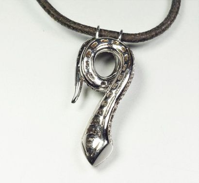 null 18K (750/oo) white gold pendant featuring a snake paved with white brilliant-cut...