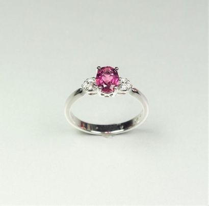 null 18K (750/oo) white gold ring set with an oval pink tourmaline with small diamonds....