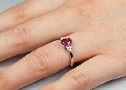 null 18K (750/oo) white gold ring set with an oval pink tourmaline with small diamonds....