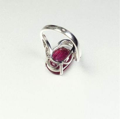 null Bague croisée en or gris 18K (750/oo) centrée d'un rubis ovale pesant 7,24 carats,...