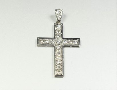 Croix en platine (850/oo) sertie de diamants...