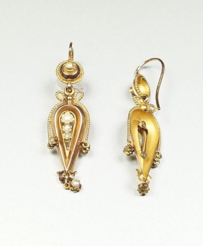 null Pair of antique 18K (750/oo) yellow gold earrings with openwork and articulated...