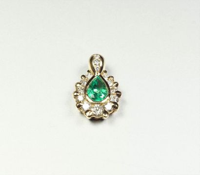 null 18K (750/oo) yellow gold pendant forming a drop centered on a pear-cut emerald...