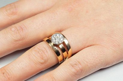 null Ring formed of three smooth flat interlocking rings in two-tone 18K (750/oo)...