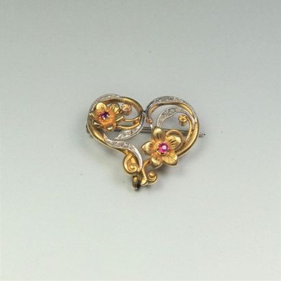  Two-tone 18K (750/oo) gold brooch with scrolls and flowers set with rose-cut diamonds...
