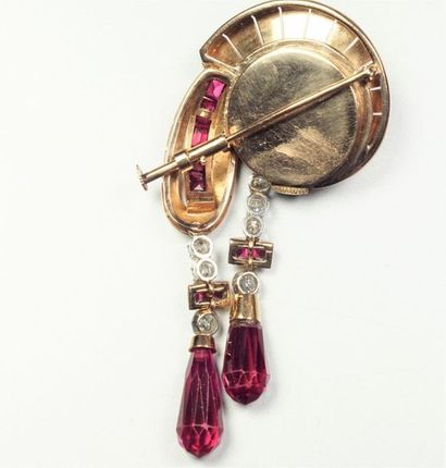 Paul DITISHEIM - SOLVIL : Brooch watch in 18K (750/oo) yellow gold, round salmon-bottomed...