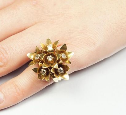 null Bague "Bouquet" en or jaune 18K (750/oo), les attaches figurant des feuilles,...