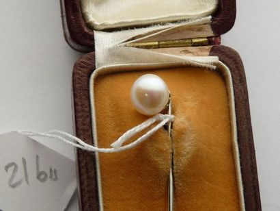  Tie pin in 18K (750/oo) white gold with a pearl (fine?), diameter 7.80 mm. In its...