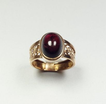  Antique ring in 18K (750/oo) yellow gold, the ring is finely openworked with a scroll...
