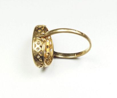 null Two-tone 18K (750/oo) gold ring, the oval plateau centered by a paving of imitation...
