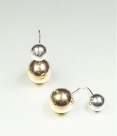 null Pair of two-tone 18K (750/oo) gold earrings made of two empty spheres held by...