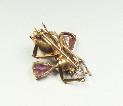 null Brooch in 18K (750/oo) yellow gold featuring a winged insect, the body and abdomen...