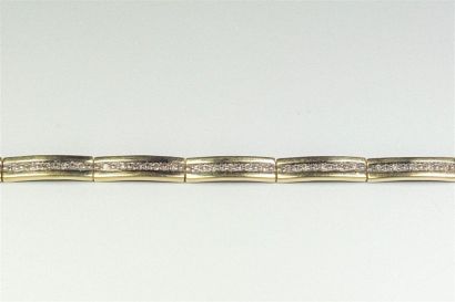 null Two-tone 18K (750/oo) gold bracelet with articulated bar links each centered...