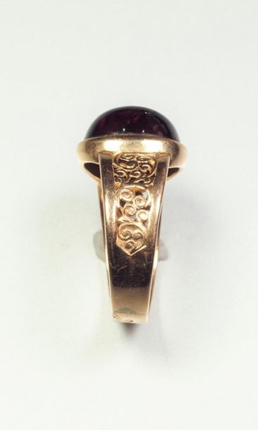 null Bague ancienne en or jaune 18K (750/oo), l'anneau finement ajouré à motif de...